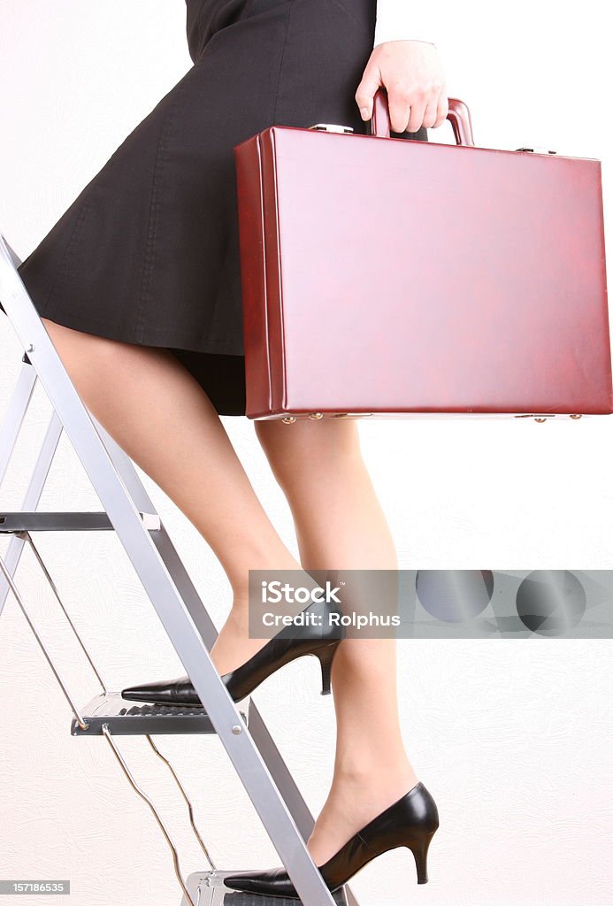 Подняться по лестнице на женщина - Стоковые фото Высокие каблуки роялти-фри