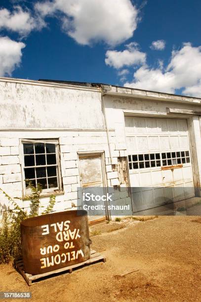 Bienvenido A Nuestra Oferta De Jardín Foto de stock y más banco de imágenes de Borde de la carretera - Borde de la carretera, Garaje, Aire libre