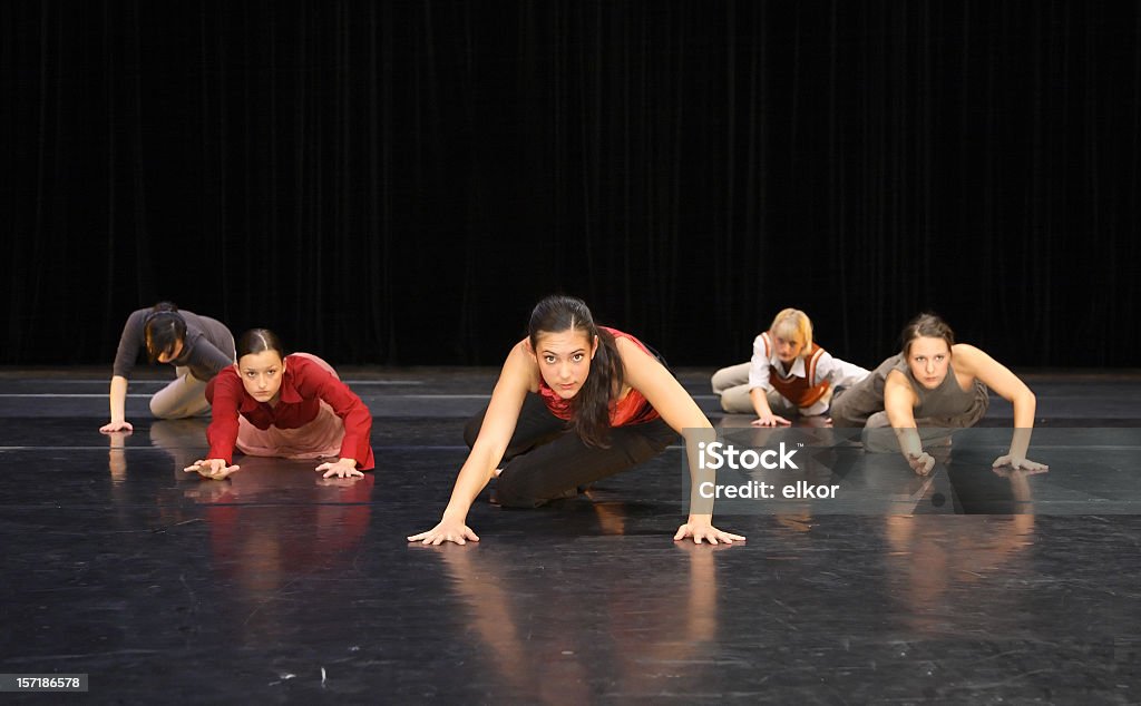 El grupo de bailarines sobre el escenario Escénicas contemporáneo - Foto de stock de Bailar libre de derechos