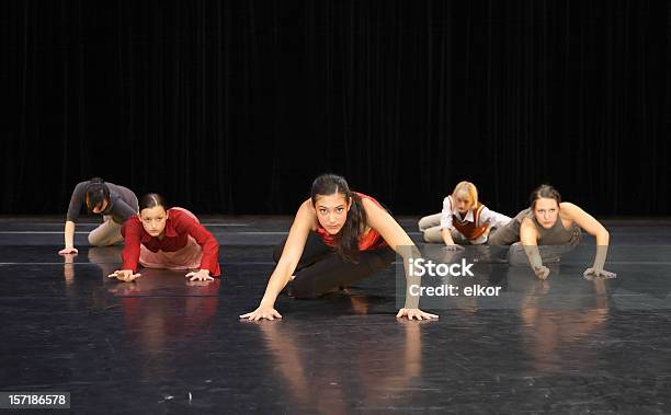 Gruppo Di Ballerini Sul Palco Di Esecuzione Contemporanea - Fotografie stock e altre immagini di Musical