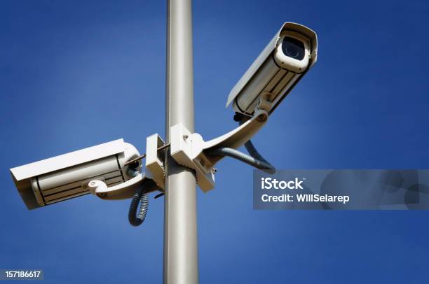 Cámaras De Vigilancia Foto de stock y más banco de imágenes de Cámara de seguridad - Cámara de seguridad, Tecnología, Aire libre