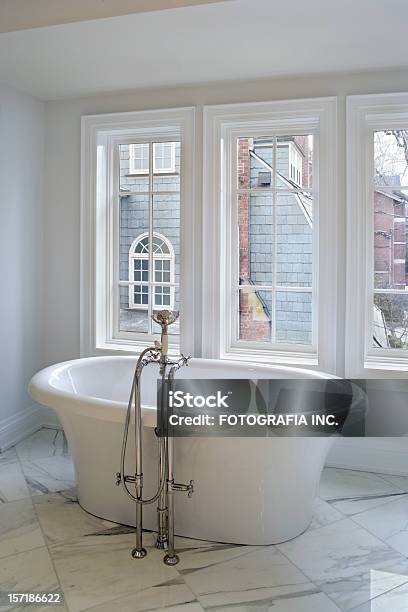 Bad Badewanne Stockfoto und mehr Bilder von Aussicht genießen - Aussicht genießen, Badewanne, Blick durchs Fenster