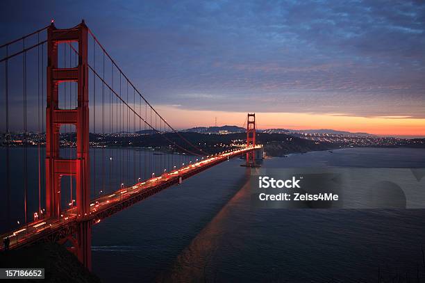 Hermosa Vista Del Atardecer De Puente Golden Gate Foto de stock y más banco de imágenes de Agua - Agua, Aire libre, Azul