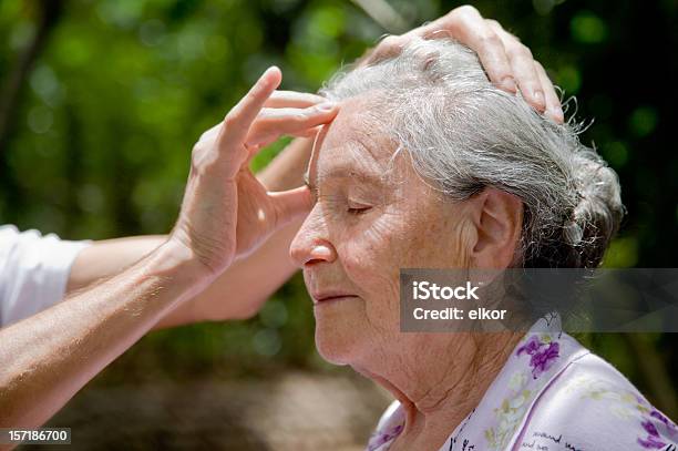 高齢者の女性屋外で受入ヘッドマッサージ - 1人のストックフォトや画像を多数ご用意 - 1人, カラー画像, シニア世代