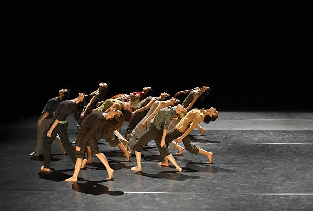 группа танцовщицы на сцене современного выполнения - ballet people dancing human foot стоковые фото и изображения