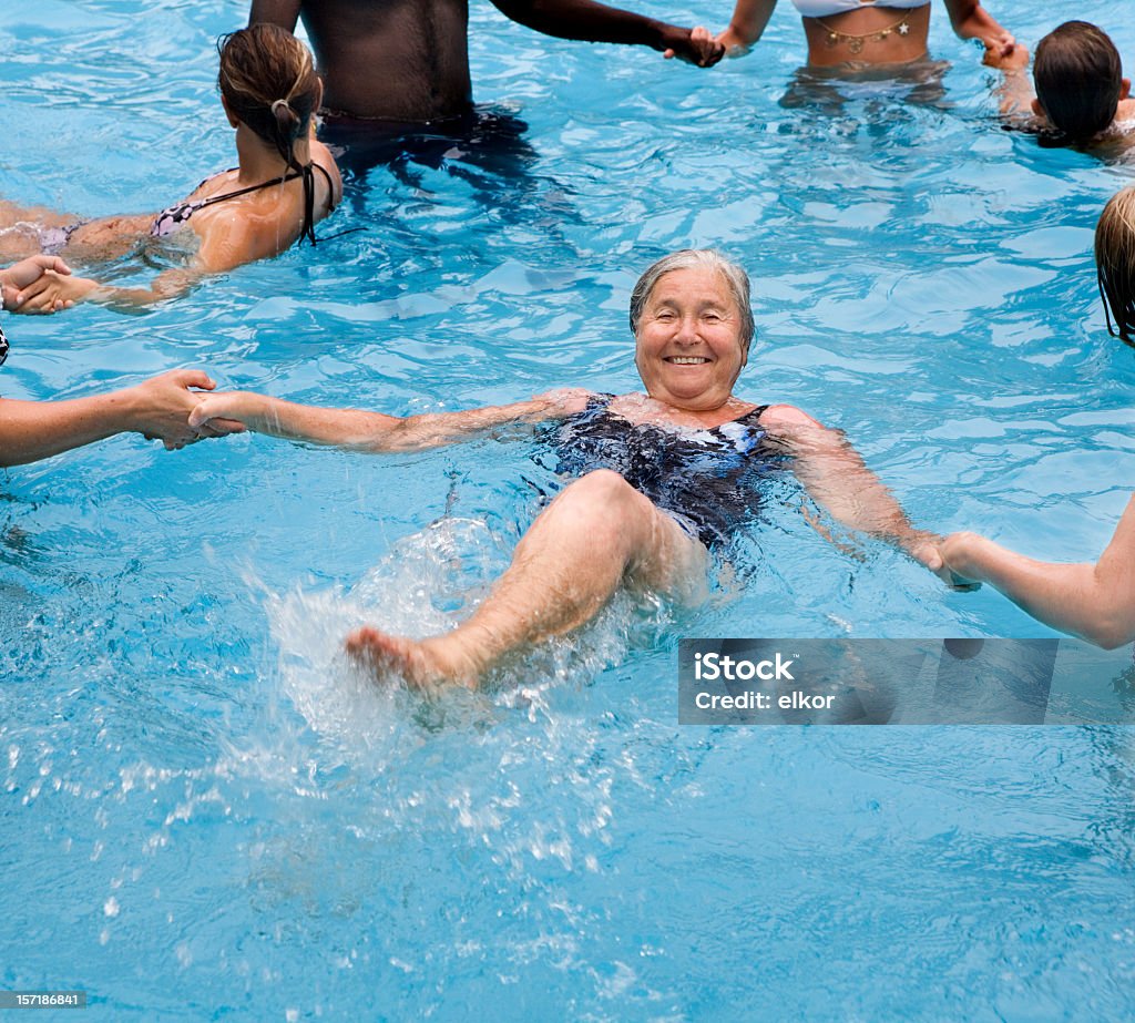 Senior Graues Haar Frau Sie Wasser-Aerobic, mit jungen Menschen. - Lizenzfrei Entspannungsübung Stock-Foto