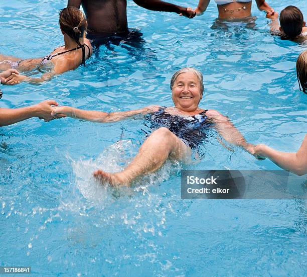Senior Graues Haar Frau Sie Wasseraerobic Mit Jungen Menschen Stockfoto und mehr Bilder von Entspannungsübung