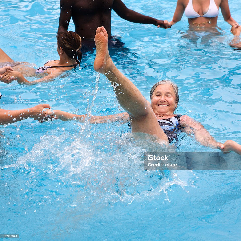 Femme âgée d'aquagym avec les jeunes - Photo de Activité libre de droits