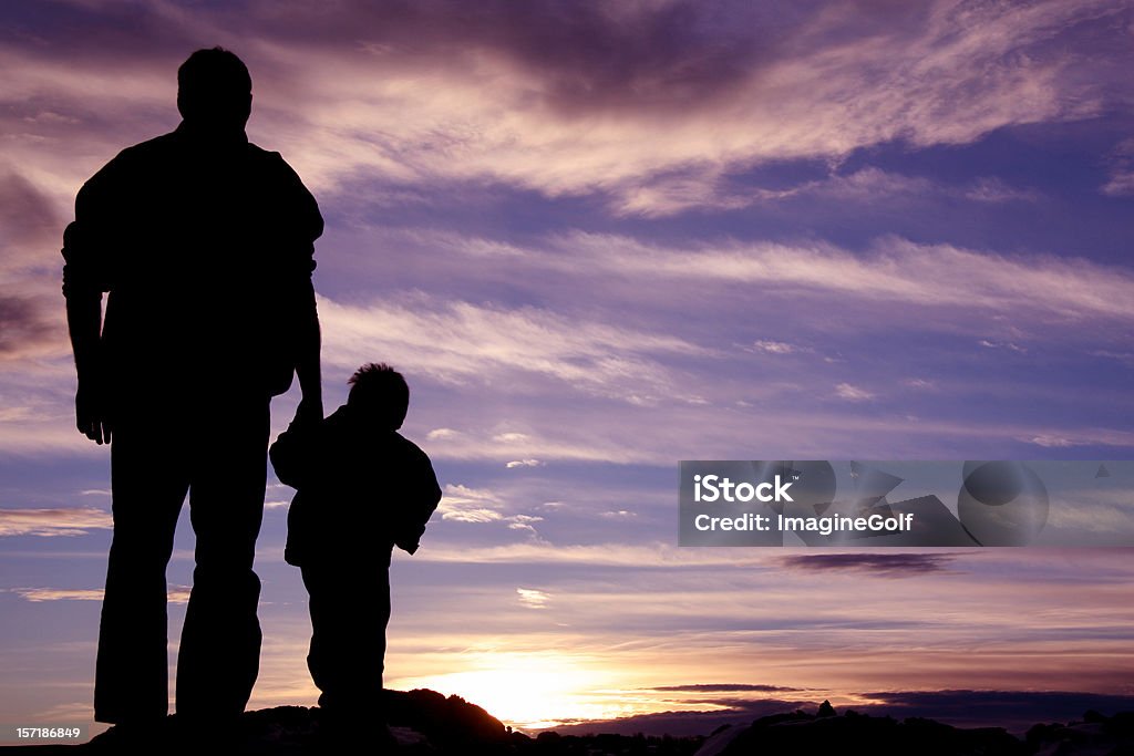 Vater Holding Hände mit Kind Silhouette - Lizenzfrei Vater Stock-Foto