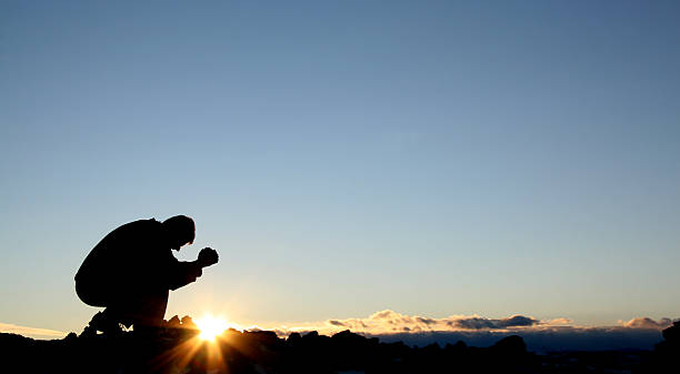 silhouette di caucasico maschio pregare - sinner foto e immagini stock