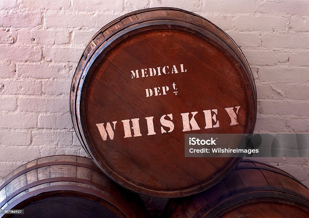 旧 1800 年代の薬用（医療）ウイスキーバレル - ウイスキ��ーのロイヤリティフリーストックフォト