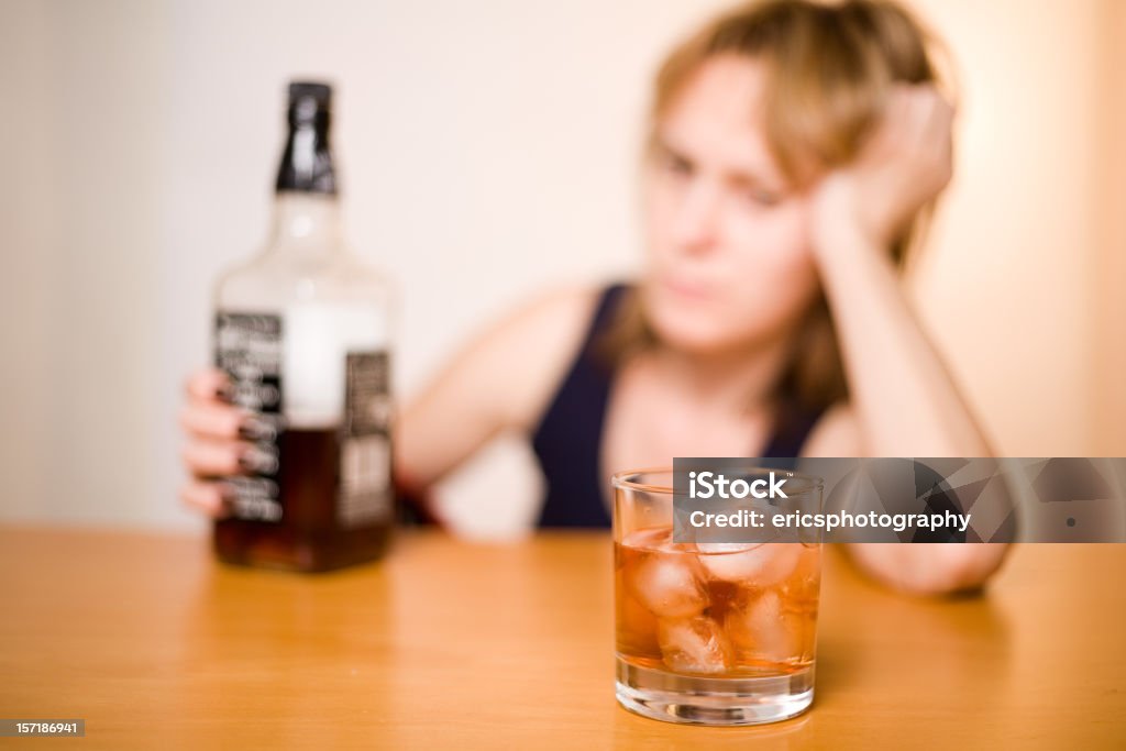 O alcoolismo dos mulheres - Foto de stock de Alcoolismo royalty-free