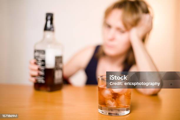 Foto de O Alcoolismo Dos Mulheres e mais fotos de stock de Alcoolismo - Alcoolismo, Só Uma Mulher, Whisky