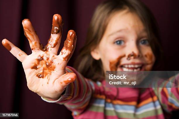 Photo libre de droit de Jeune Fille Couverts En Chocolat banque d'images et plus d'images libres de droit de Chocolat - Chocolat, Enfant, Collant - Description physique