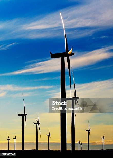 Foto de Turbinas Eólicas Do Produção De Energia Renovável e mais fotos de stock de Energia Eólica - Energia Eólica, Turbina Eólica, Amarelo