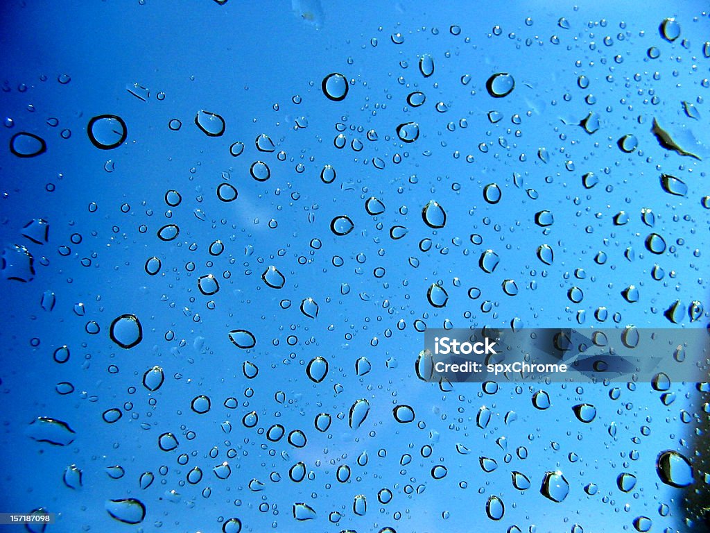 Дождь капли-голубой Небесный фон - Стоковые фото Без людей роялти-фри