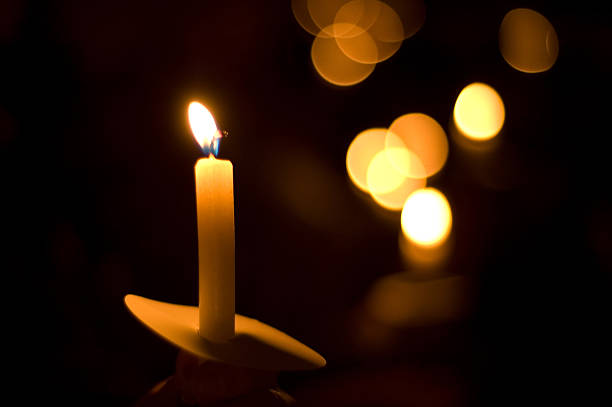 natal luz de velas e serviço ou vigília memorial - ceremony imagens e fotografias de stock