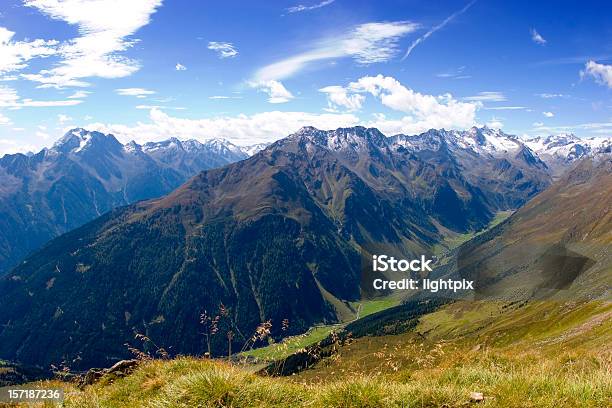 Foto de Aventuras Ao Ar Livre e mais fotos de stock de Alpes europeus - Alpes europeus, Alto - Descrição Geral, Atividade Recreativa