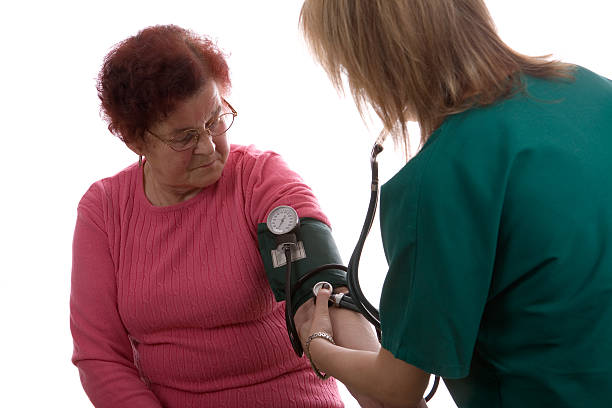pressão arterial monitoramento - nurse reaching women doctor - fotografias e filmes do acervo