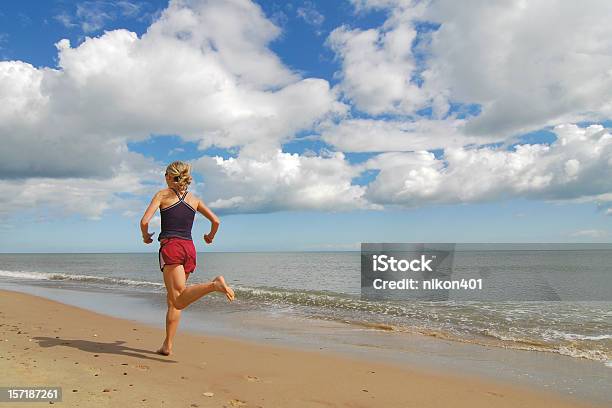 Frau Laufen Am Strand Stockfoto und mehr Bilder von Abgeschiedenheit - Abgeschiedenheit, Aerobic, Aktiver Lebensstil