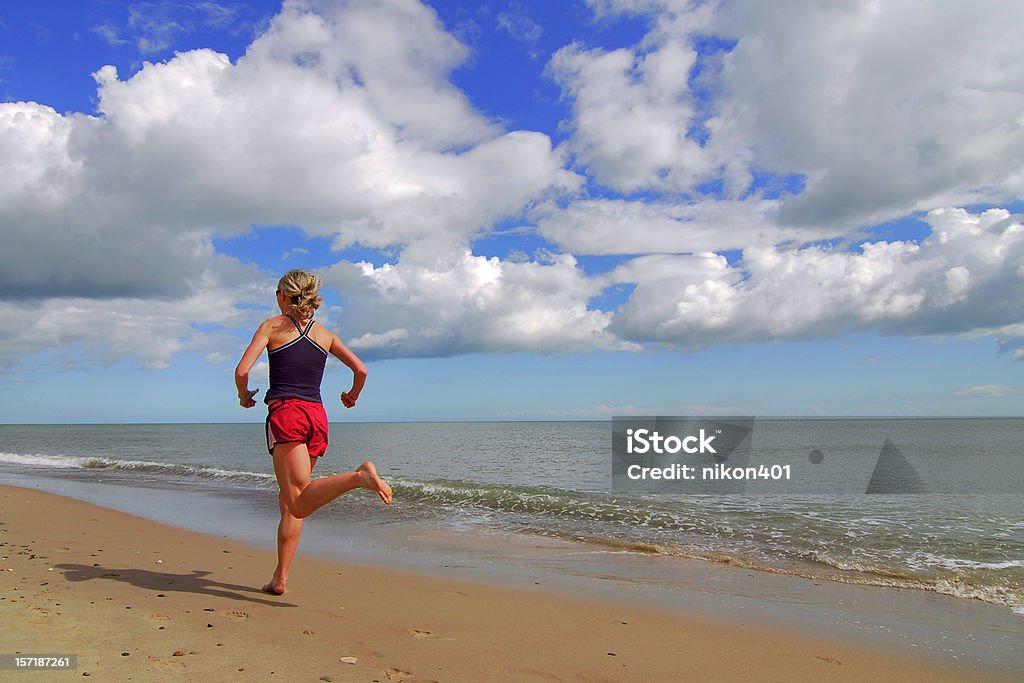 Mulher correr na praia - Royalty-free Adolescente Foto de stock