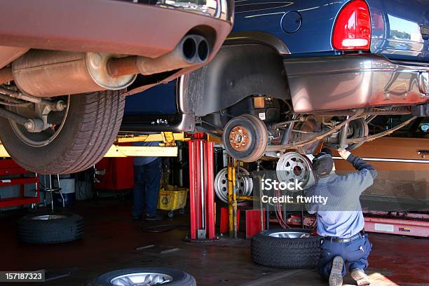 Foto de Mecânico Inspecionar O Veículo e mais fotos de stock de Carro - Carro, Loja, Mecânico