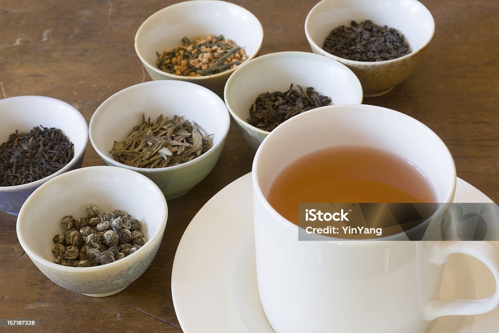 Heißer Tee in Tasse in der Nähe der Blätter für Verkostung probieren Sie eine Auswahl - Lizenzfrei Teeblätter Stock-Foto