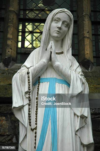 Madre Statua Della Vergine Maria - Fotografie stock e altre immagini di Blu - Blu, Chiesa, Composizione verticale