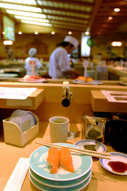 回転寿司レストラン - 回転寿司 ストックフォトと画像