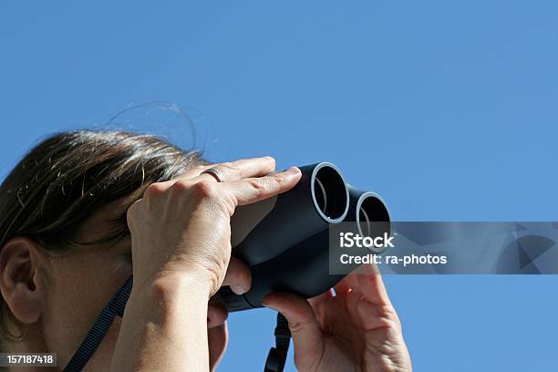 Olhar Para O Futuro - Fotografias de stock e mais imagens de Adulto - Adulto, Aspiração, Binóculos