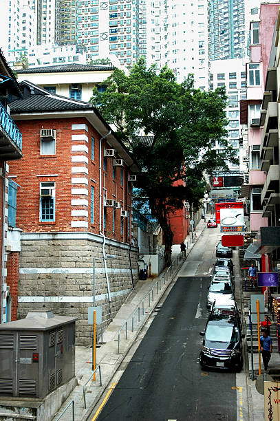 Inclinada Rua estreita - fotografia de stock