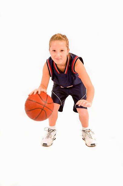12 ans, fille jouant basket-ball - child basketball uniform sports uniform photos et images de collection