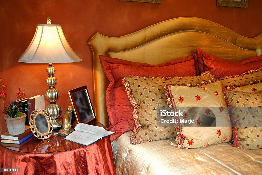 Piękne łóżku - Zbiór zdjęć royalty-free (Fotografika)