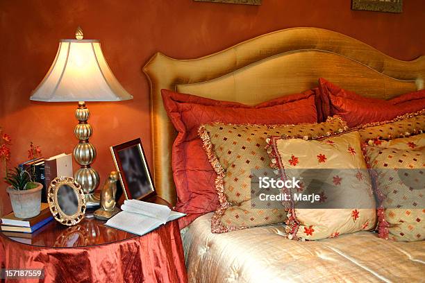 Piękne Łóżku - zdjęcia stockowe i więcej obrazów Fotografika - Fotografika, Horyzontalny, Lampa elektryczna