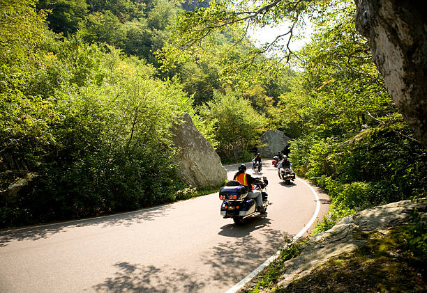 Motocicletas nas montanhas - foto de acervo