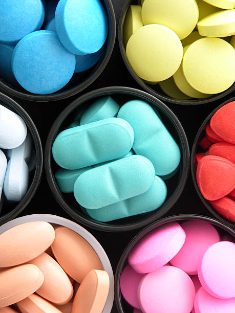 colorido pastillas - vitamin pill vitamin c nutritional supplement bottle fotografías e imágenes de stock