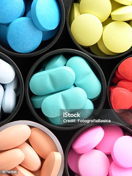 Foto de Pílulas Colorido e mais fotos de stock de Comprimido - Comprimido, Garrafa, Vitamina - Descrição