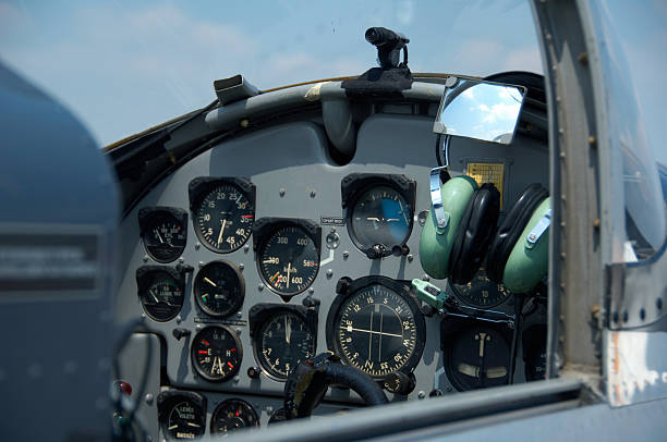 cabina de mando del avión pequeño - avión ultraligero fotografías e imágenes de stock