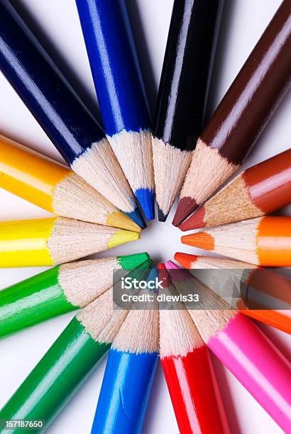 Kolorowe Ołówki Przedstawiających Różnorodność I Praca Zespołowa - zdjęcia stockowe i więcej obrazów Harmonia