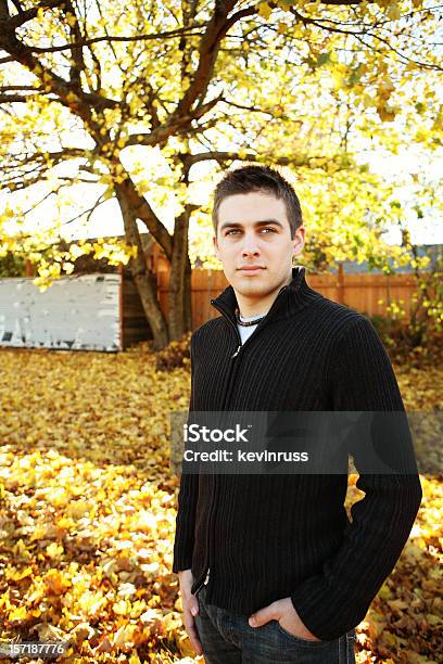 Otoño Retrato De Hombre Foto de stock y más banco de imágenes de Adulto - Adulto, Adulto joven, Aire libre