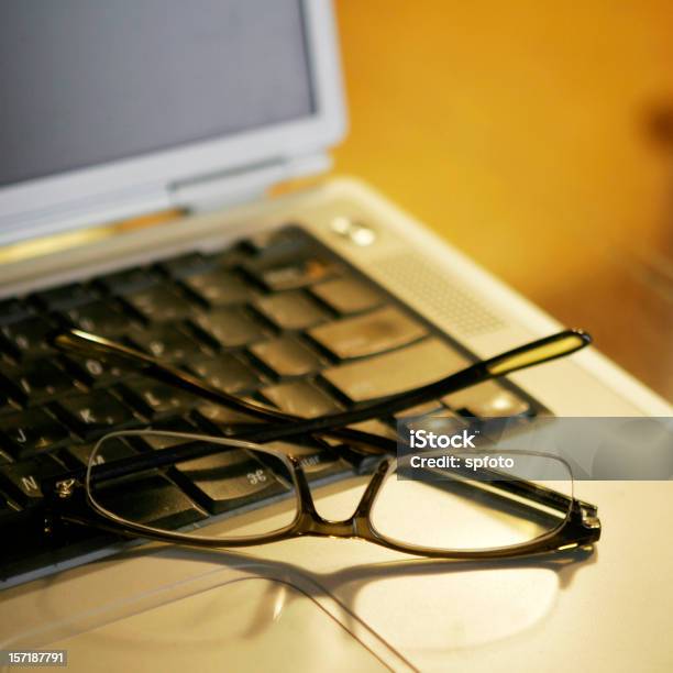 Óculos De Leitura - Fotografias de stock e mais imagens de Aprender - Aprender, Computador, Computador Portátil