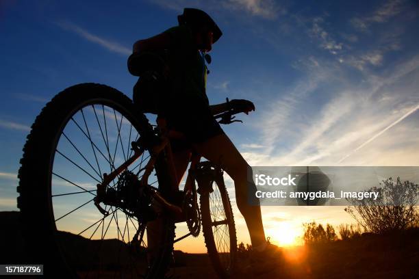 Mountainbiker Sonnenuntergang Silhouette Stockfoto und mehr Bilder von Kontur - Kontur, Moab - Utah, Fahrrad