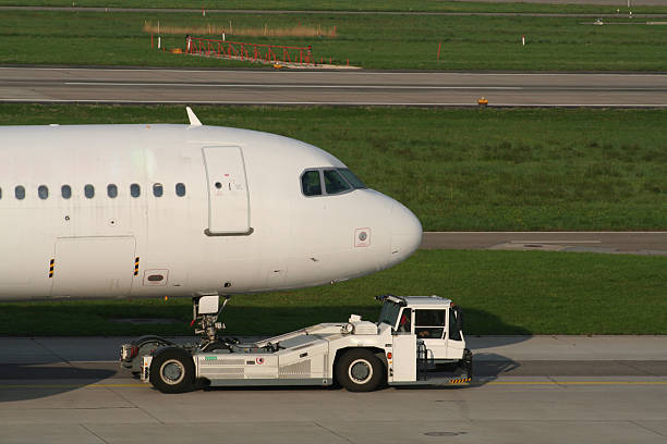 holowania samolotów ciągnika - swiss culture airplane airport business zdjęcia i obrazy z banku zdjęć