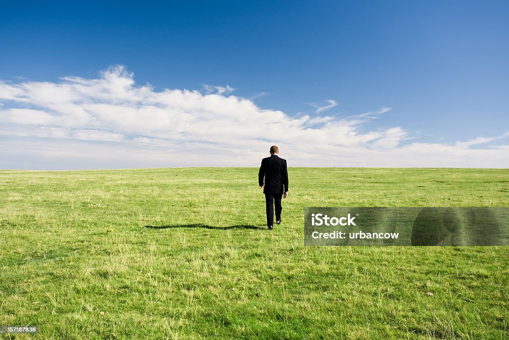 Un hombre de negocios al aire libre - Foto de stock de Vista posterior libre de derechos