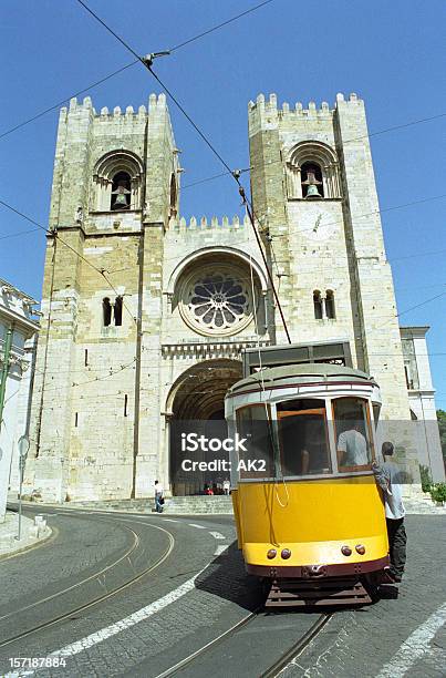 리스본 캐서드럴 및 트램웨이 교통수단에 대한 스톡 사진 및 기타 이미지 - 교통수단, 교회, 노랑