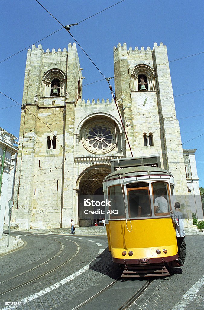 Лиссабон собор и Трамвайные пути - Стоковые фото Вертикальный роялти-фри