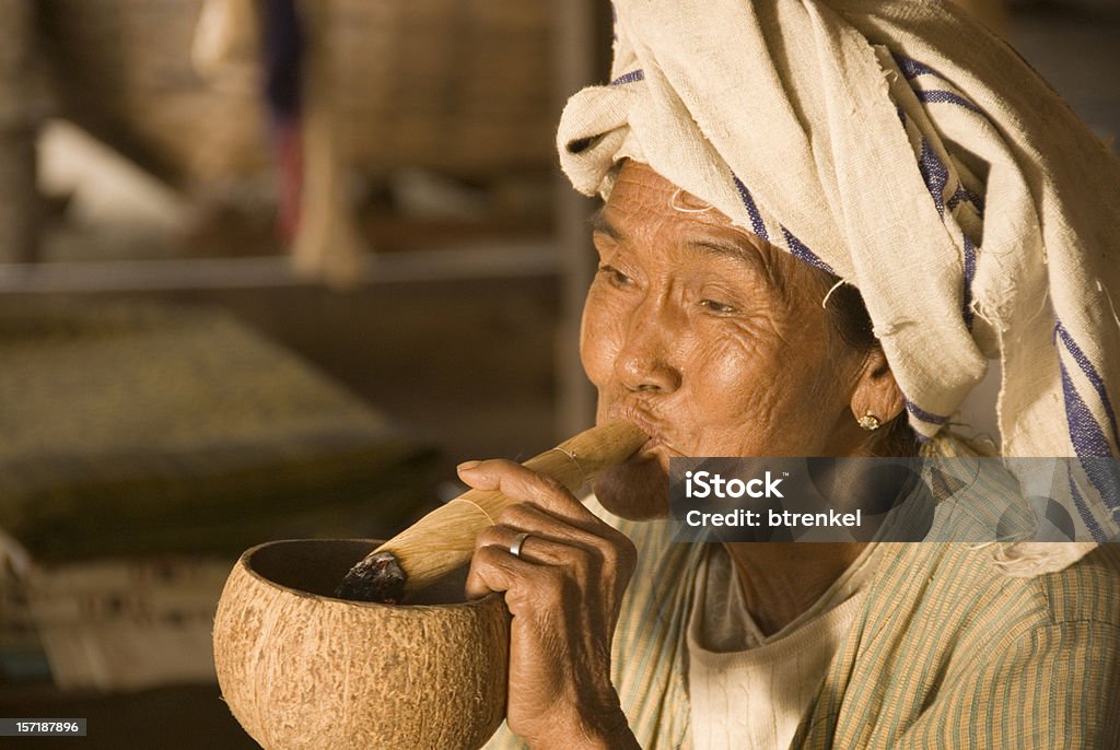 Edad para fumadores de un habano hechas a mano - Foto de stock de Abuela libre de derechos