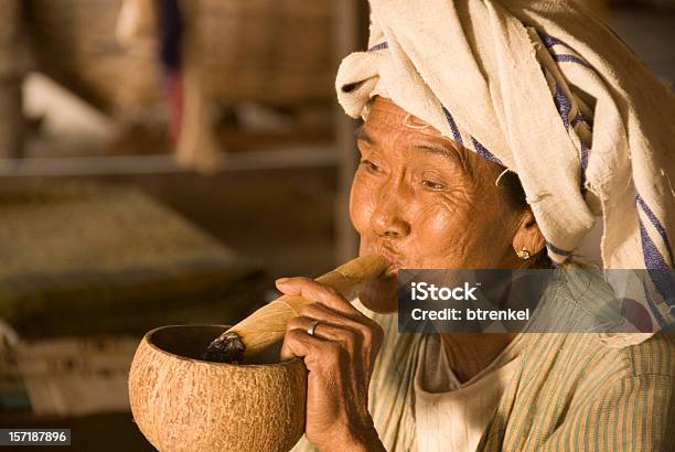 Edad Para Fumadores De Un Habano Hechas A Mano Foto de stock y más banco de imágenes de Abuela - Abuela, Mujeres mayores, Myanmar
