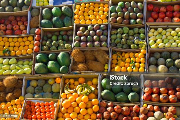 Frutos Mercado De Rua - Fotografias de stock e mais imagens de Banana - Fruto tropical - Banana - Fruto tropical, Dióspiro, Fotografia - Imagem