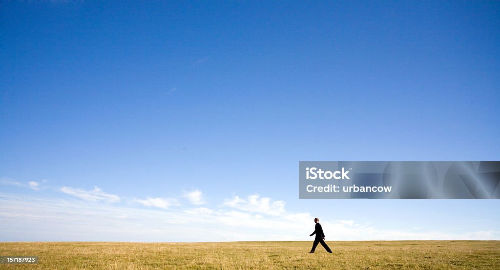 Mann in Landschaft - Lizenzfrei Abgeschiedenheit Stock-Foto